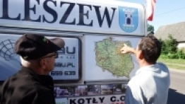 Podróżuje przez Polskę traktorem z przyczepą kempingową - zdjęcie 9